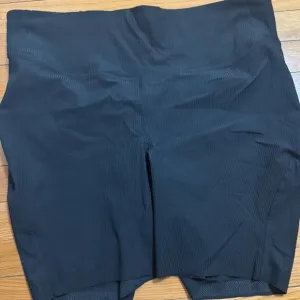 Lululemon Women's ribbed Based pace Black Shorts 8”