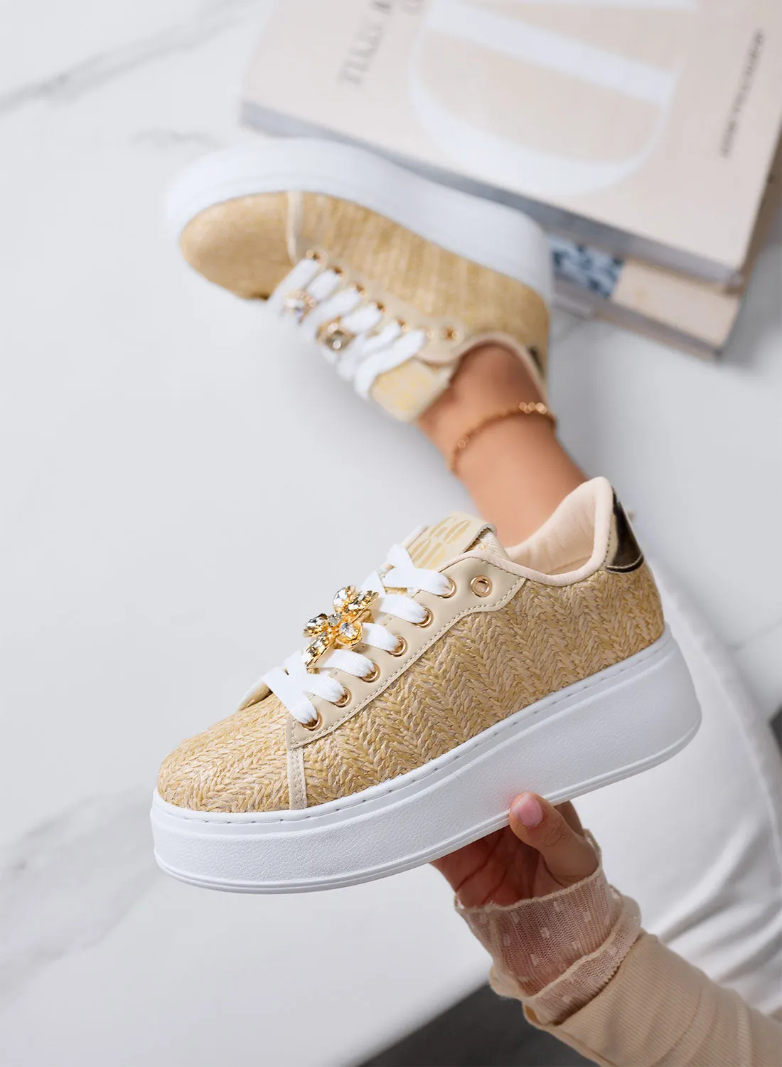 MARISA - Sneakers beige platform  con applicazione gioiello