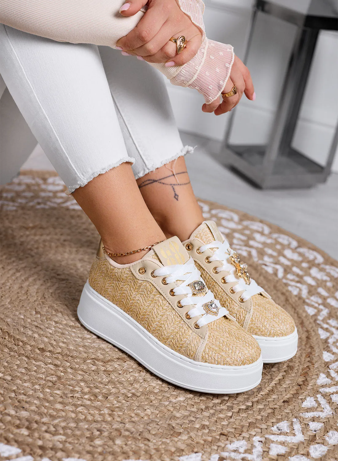 MARISA - Sneakers beige platform  con applicazione gioiello