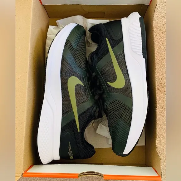 NIKE BIG BOYS/MEN SIZE 8 WIDE SNEAKERS